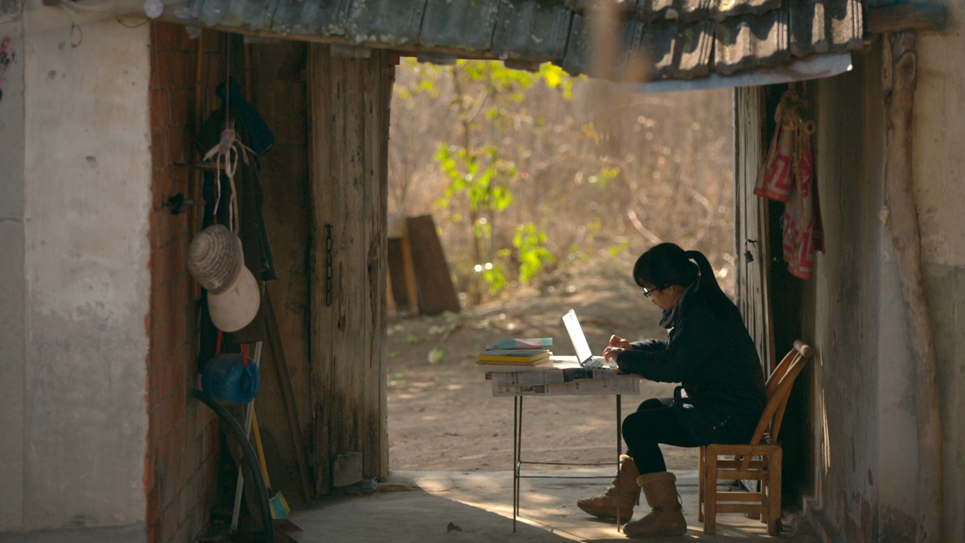 限制中的选择：聚焦电影原始美学｜纪录片导演王兵 线上策展